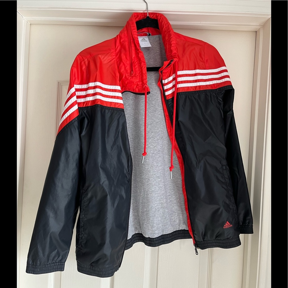 Adidas jacket or windbreaker size L but is more M.